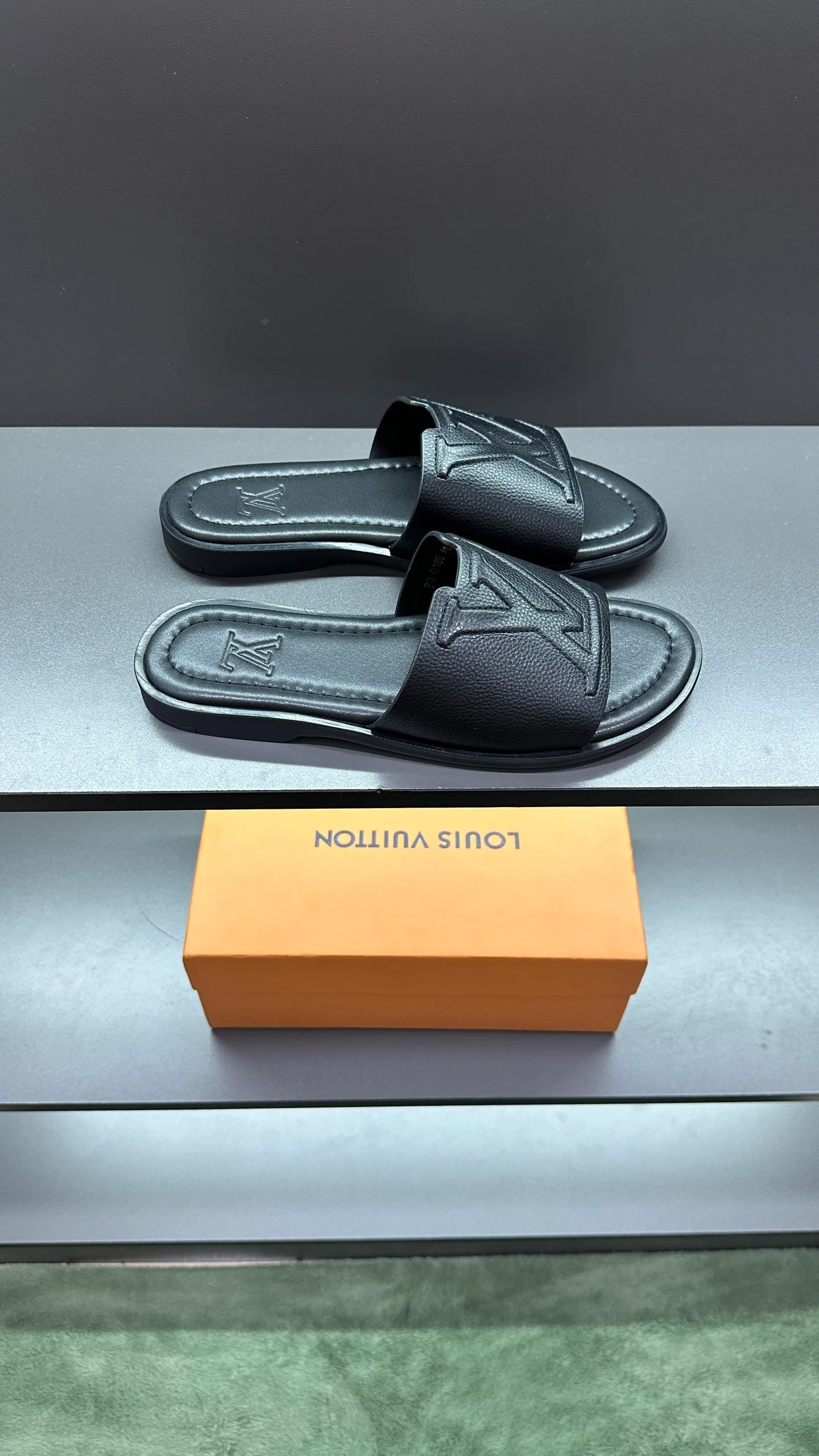 P280 🔍Top purchasing agent LV men's spring and summer slippers counter synchronized. The uppers are made of cowhide fabric imported from Italy, with logo graphics and high-quality craftsmanship. The soles are: original soles specially provided by the original factory. Exclusive molded soles are super comfortable. Original factory follow-up orders. 🔍🔍High quality. You can enter and exit the counter at will. Welcome to compare. Size 38-45